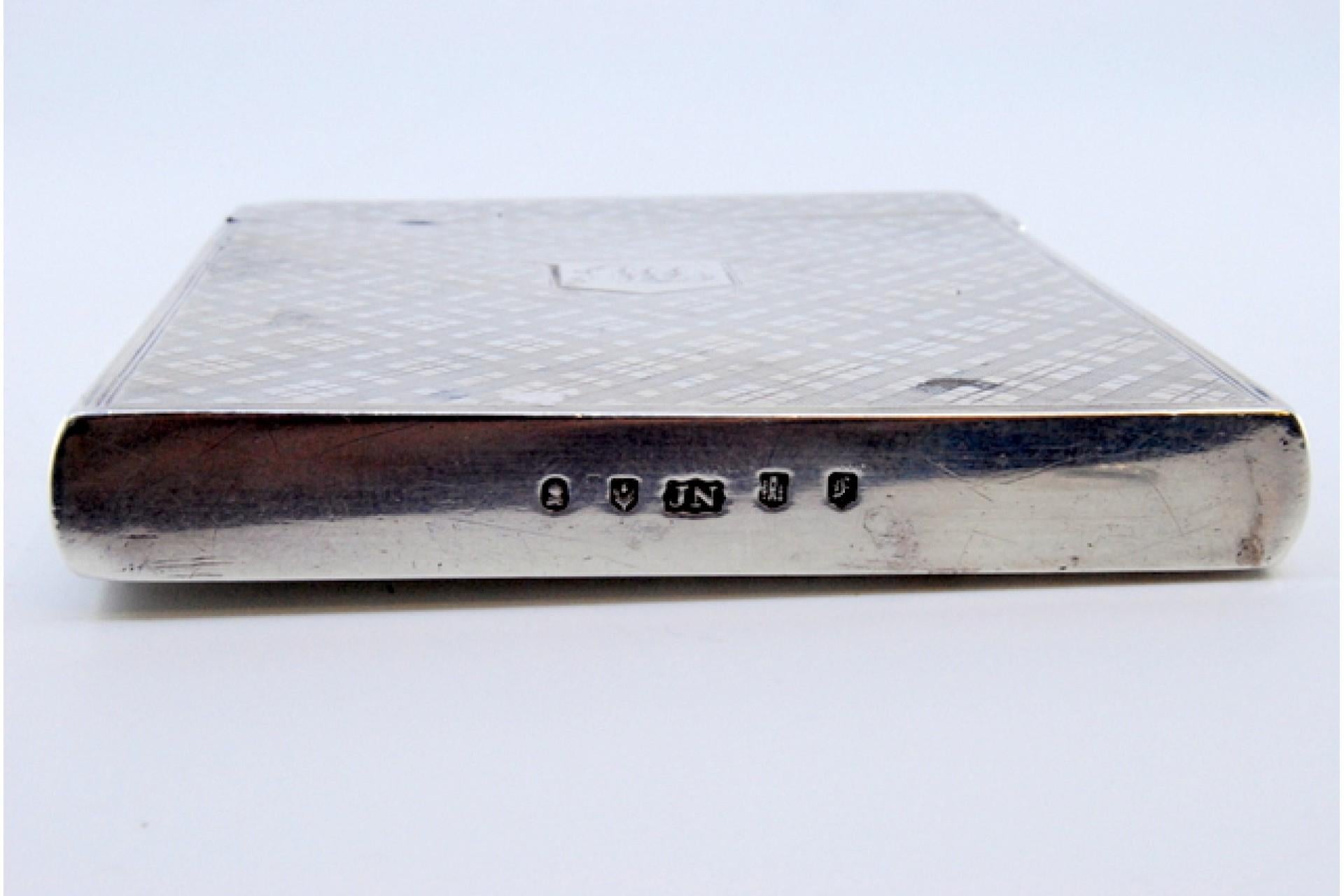 Guilloche silver cartoner with central monogram card and hinged lid In Good Condition For Sale In Porto, PT