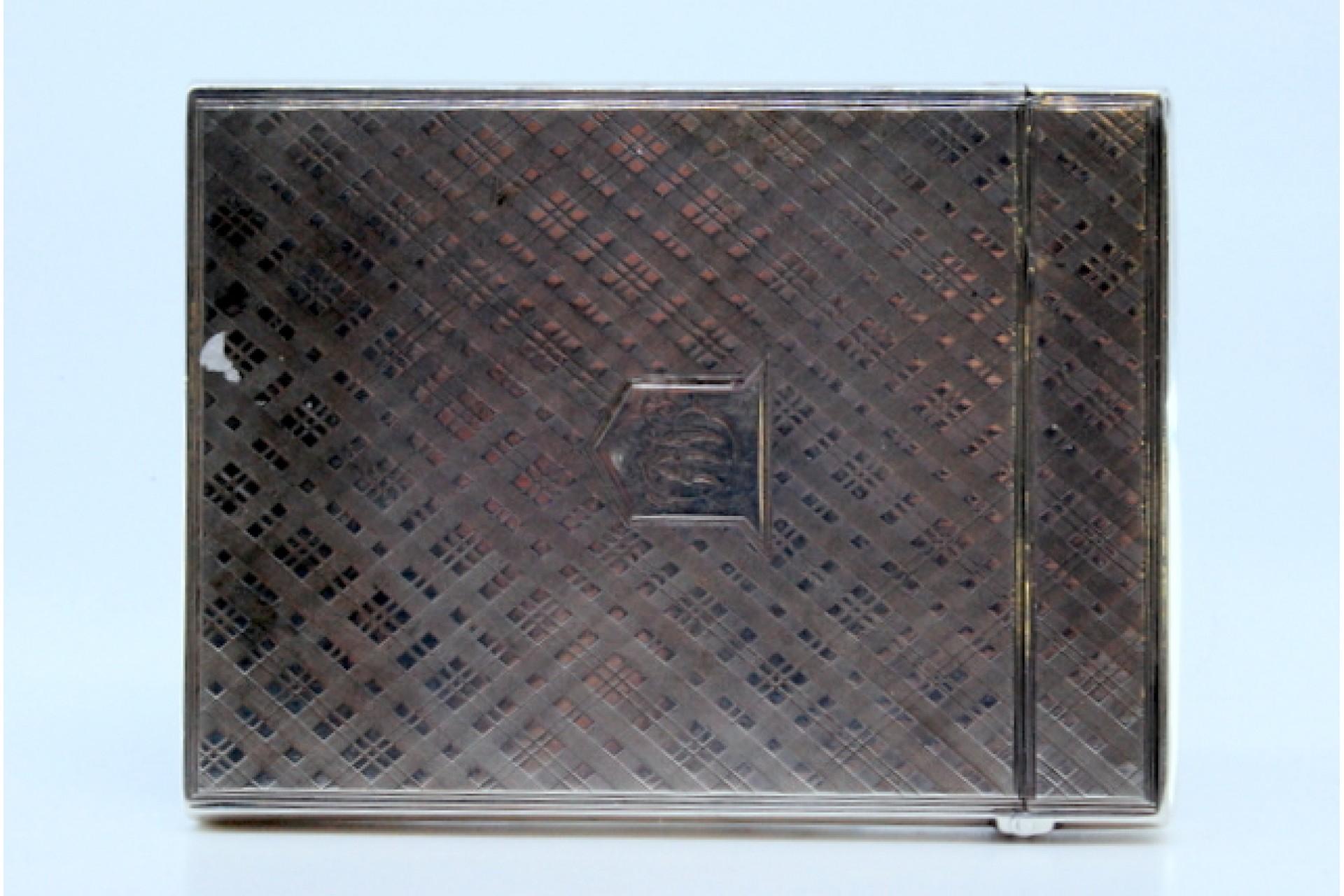 Guilloche silver cartoner with central monogram card and hinged lid For Sale 2