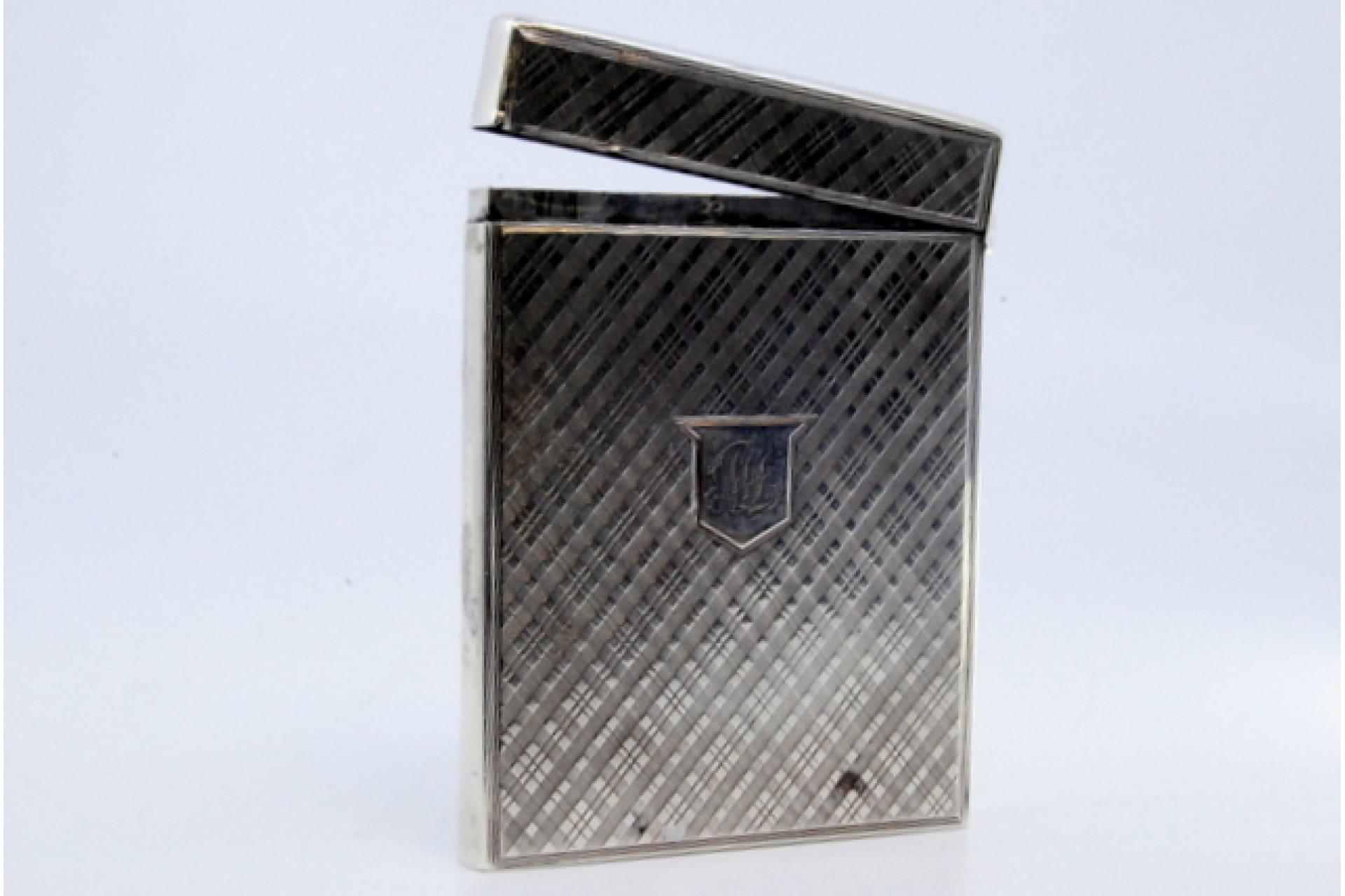 Guilloche silver cartoner with central monogram card and hinged lid For Sale 3