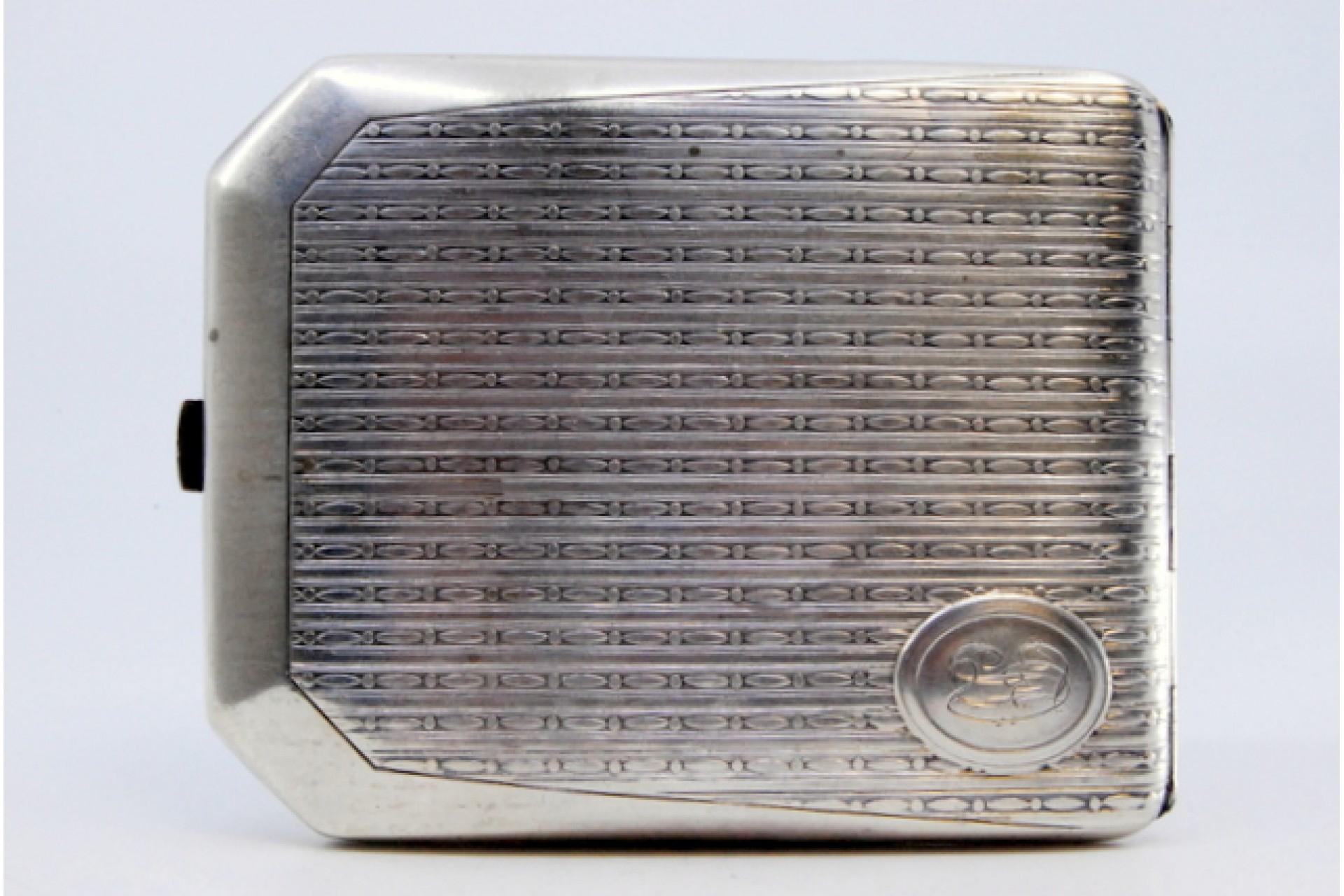 Guilloche silver case with beveled corners, monogram plate and hinged lid In Good Condition For Sale In Porto, PT