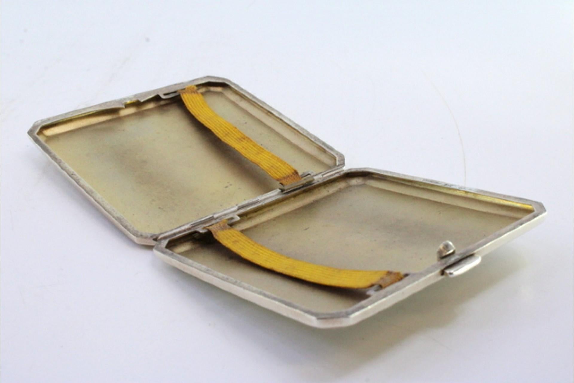 Guilloche silver case with beveled corners, top bands, gold interior, hinged lid In Good Condition For Sale In Porto, PT