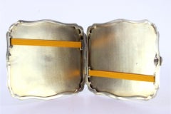 Caja de plata guilloché con bandas florales alrededor del monograma