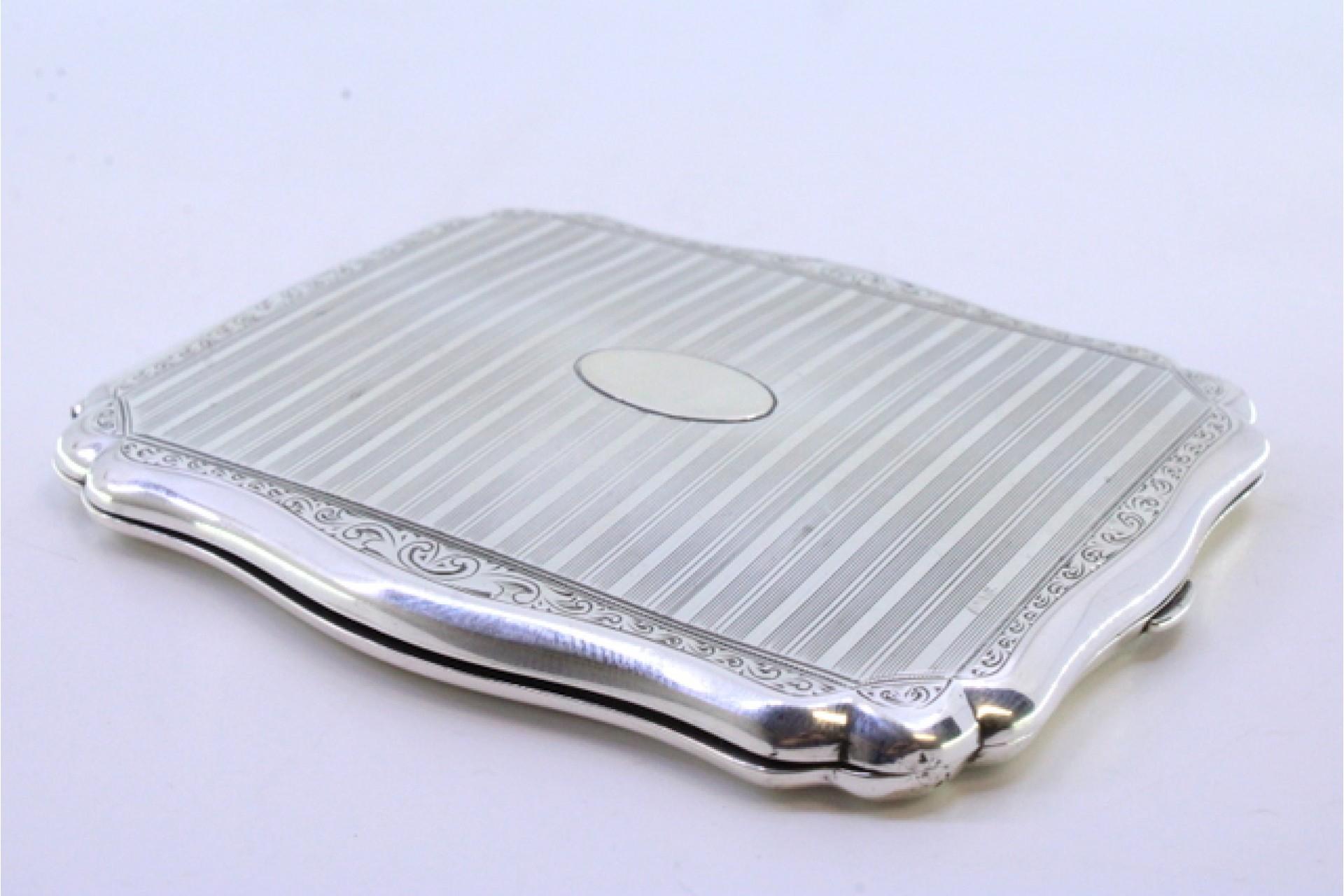 Guilloche silver case with floral bands around monogram In Good Condition For Sale In Porto, PT