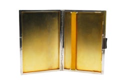 Astuccio in argento rabescato con interno in oro e chiusura con finiture in onice, coperchio incernierato