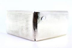 Guillochiertes Silbergehäuse mit Längsbändern, Monogramm und goldener Innenausstattung