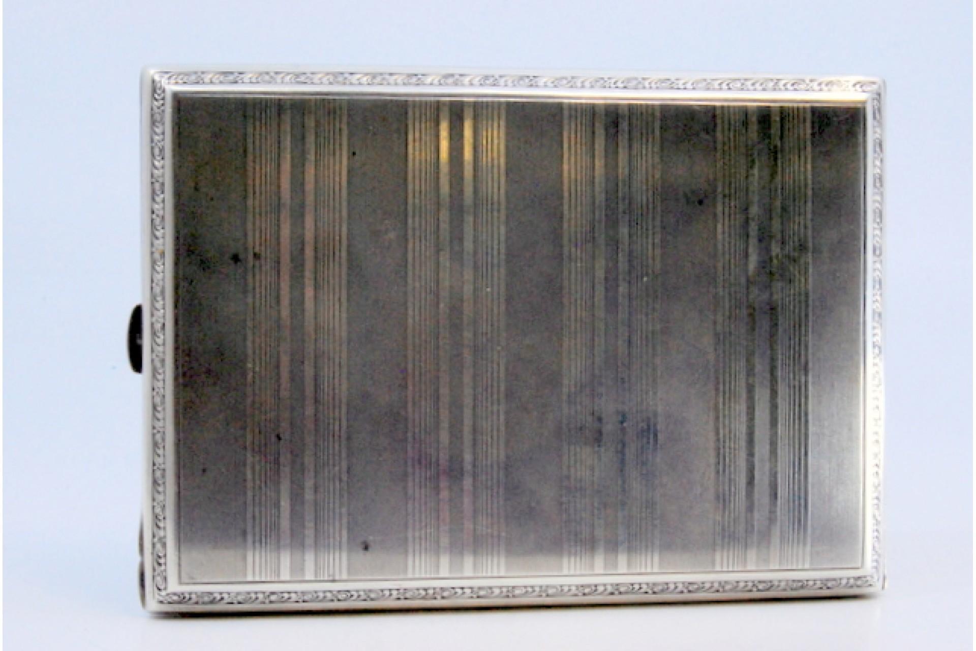 Guilloche silver case with top bands and edge friezes, hinged lid In Good Condition For Sale In Porto, PT