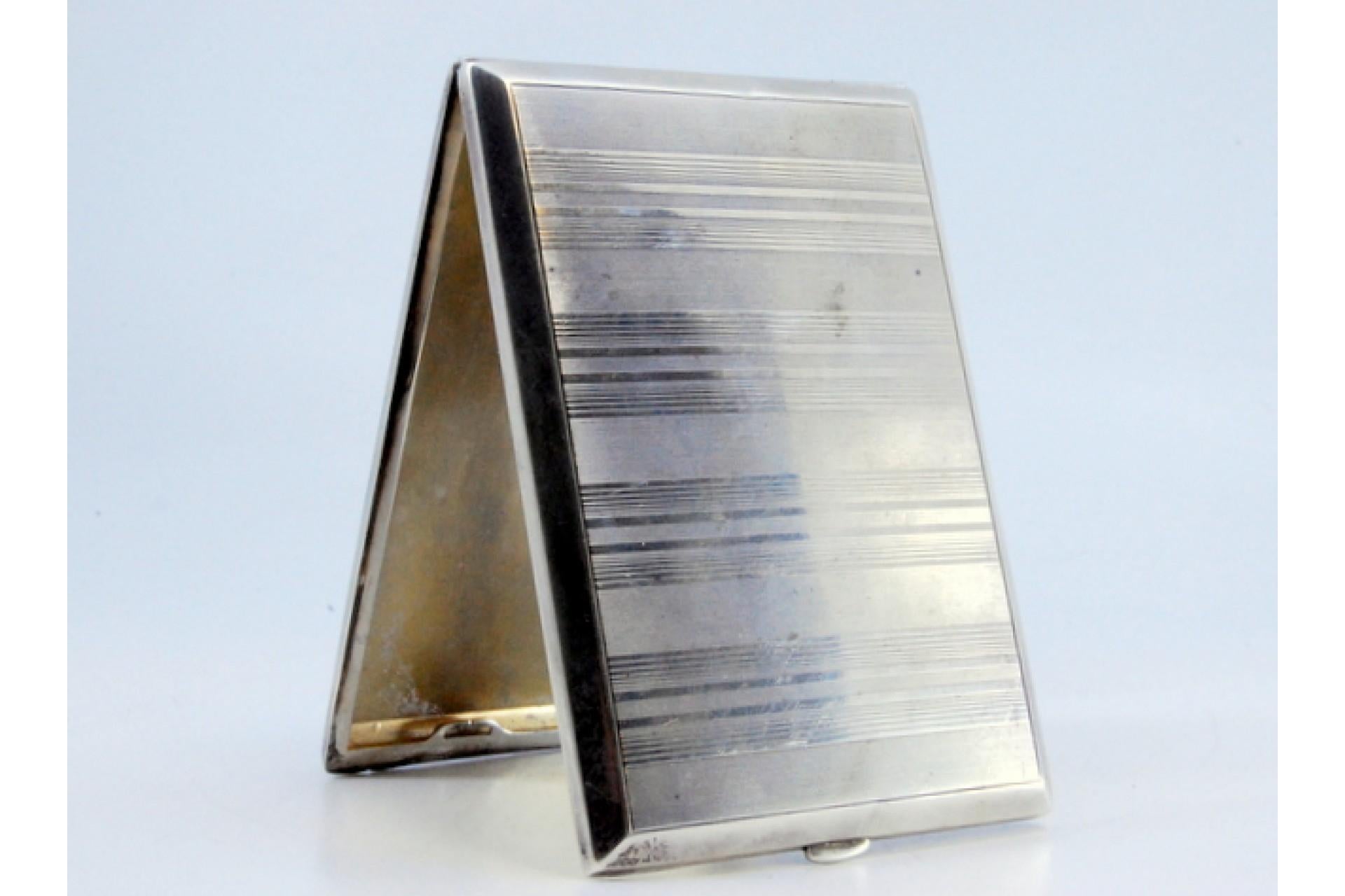 Guilloche silver case with top bands and edge friezes, hinged lid For Sale 2