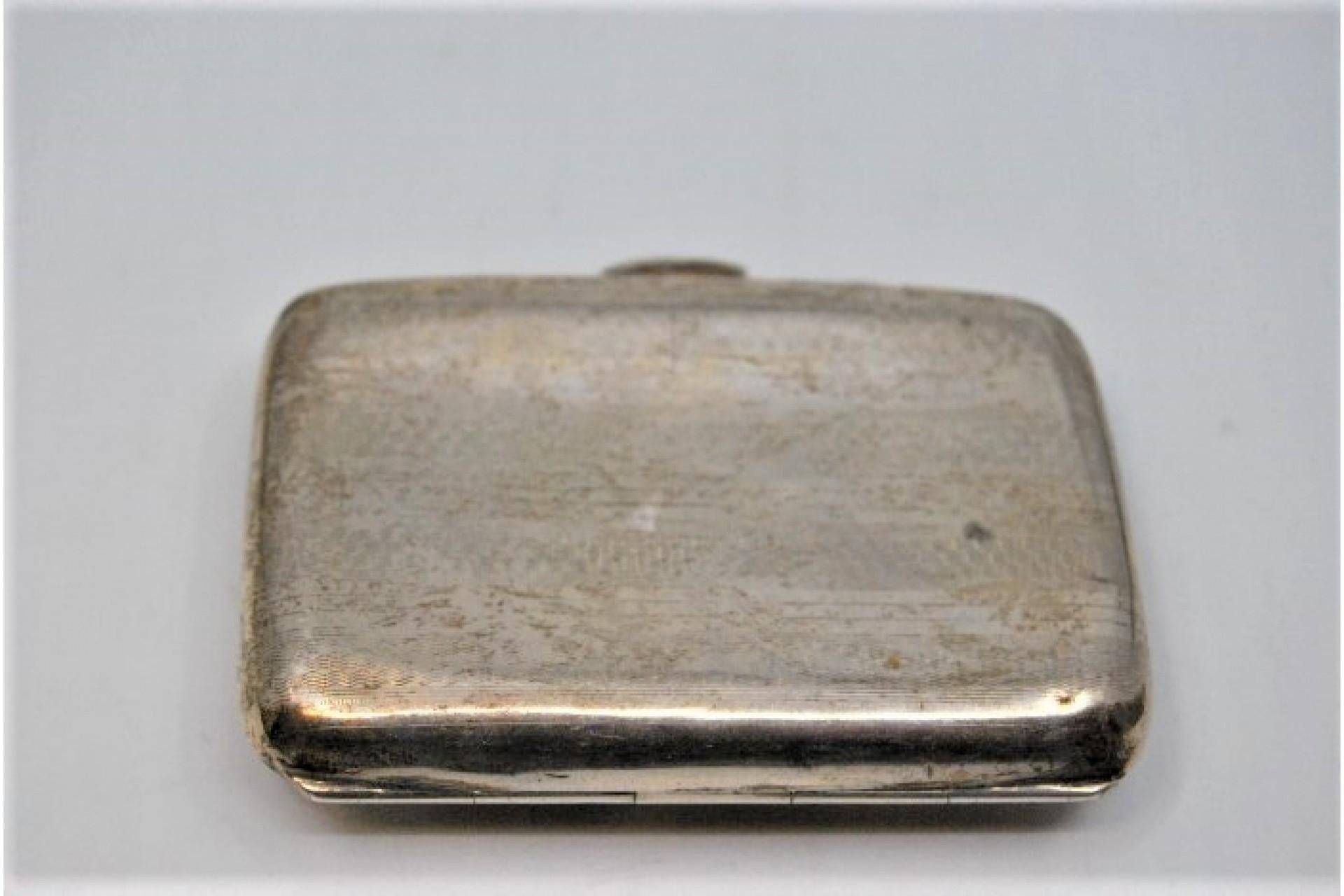 Guilloche silver case with top bands around monogram and hinged lid In Good Condition For Sale In Porto, PT