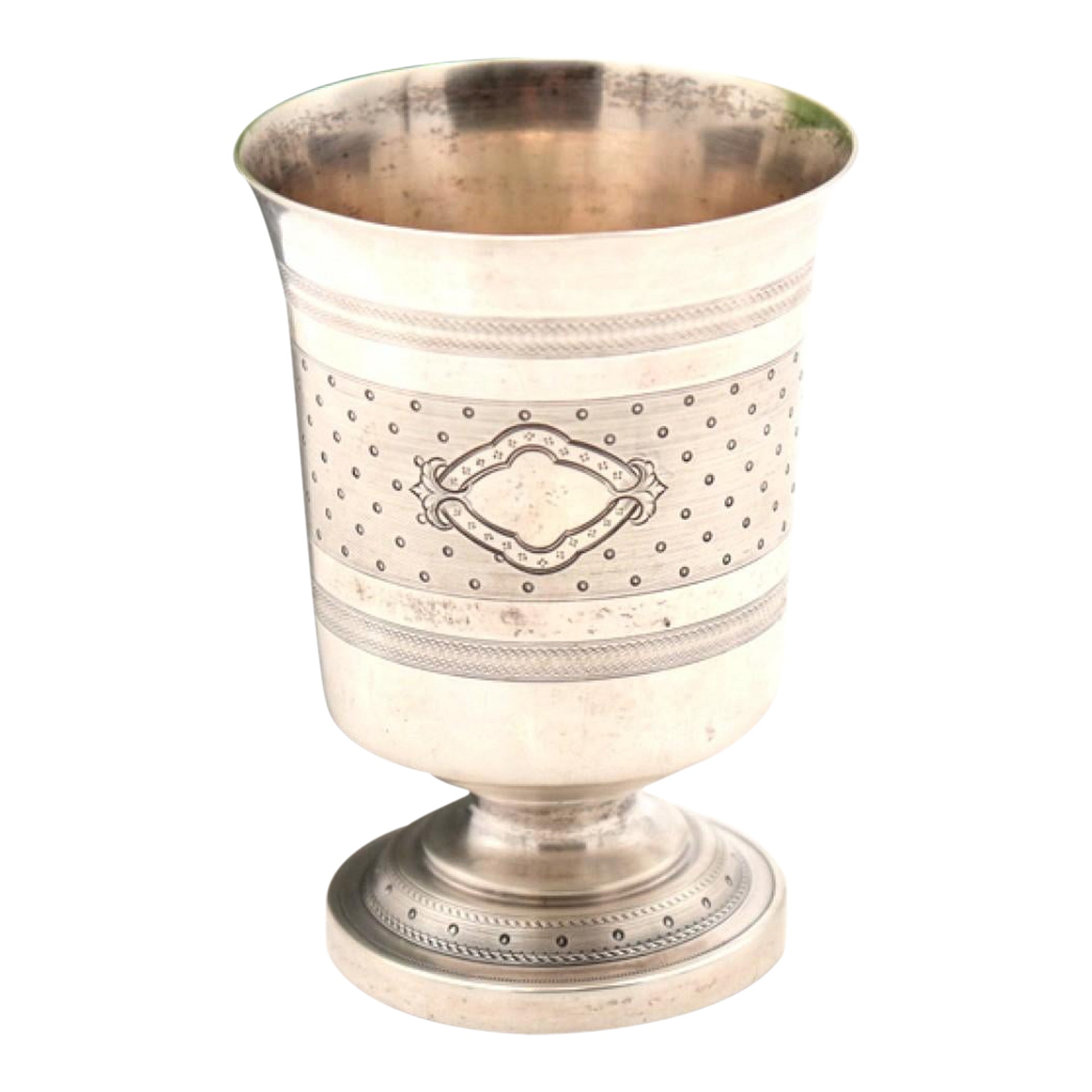 Guilloche silver chalice with reliefs en vente