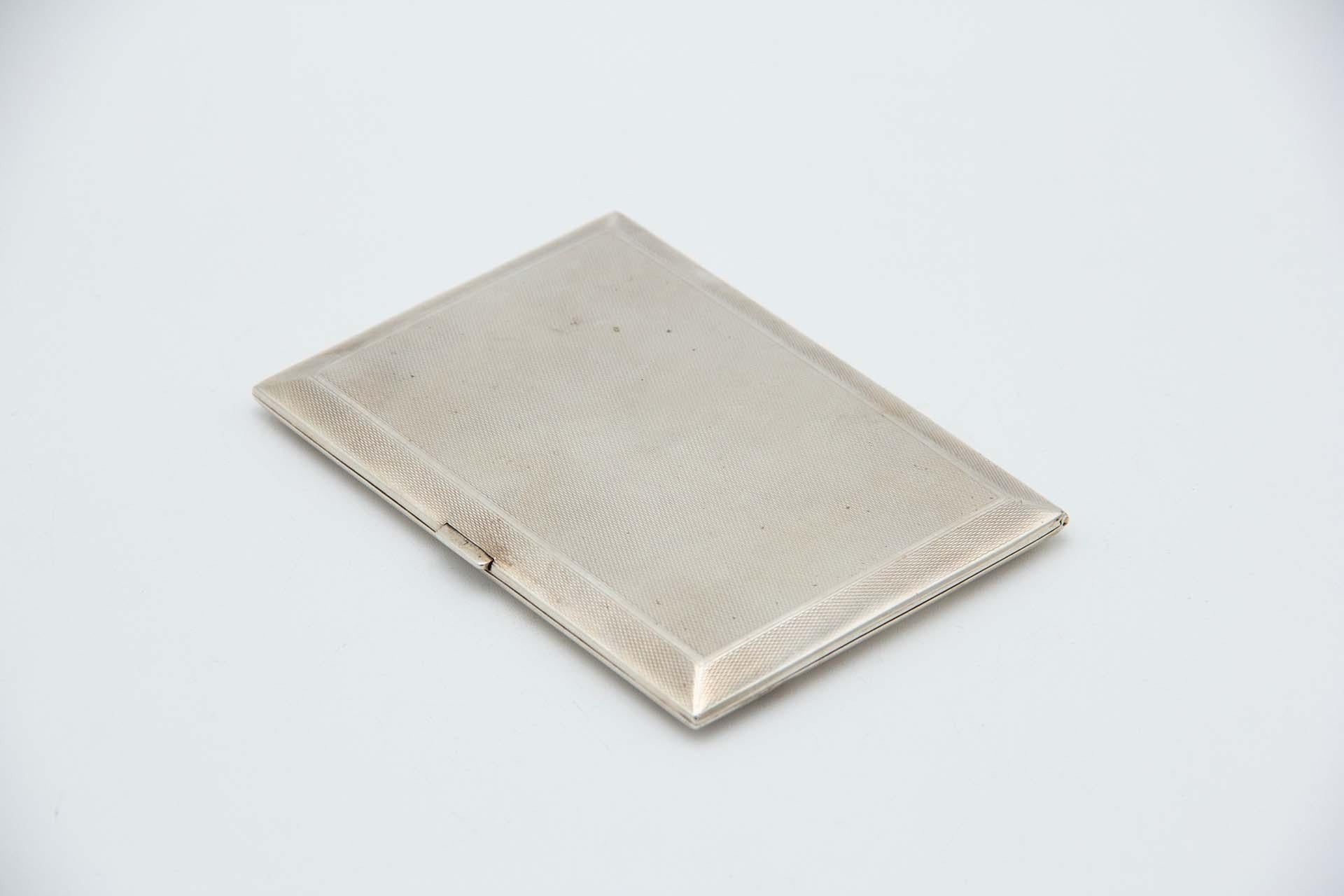 Beschreibung: Guilloche Silber Zigarettenetui, abgeschrägt auf dem Rand und Feder-System auf dem Klappdeckel. Metall: Silber. Herkunft: Englisch. Marke: Birmingham. Gewicht: 184,13 Gramm. Abmessungen: 12,5cmx1cm. Inhalt: 925/1000. Prüfzeichen: Ja,