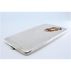 Etui à cigarettes en argent guilloché avec bandes sur la longueur et couvercle à charnière.