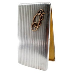 Etui à cigarettes en argent guilloché avec bandes sur la longueur et couvercle à charnière.