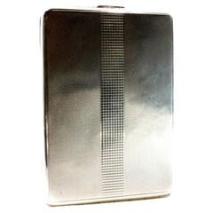 Pitillera de plata guilloché con bandas a lo largo y tapa de resorte