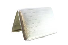 Portasigarette in argento guilloché con bande nella parte superiore e coperchio a cerniera