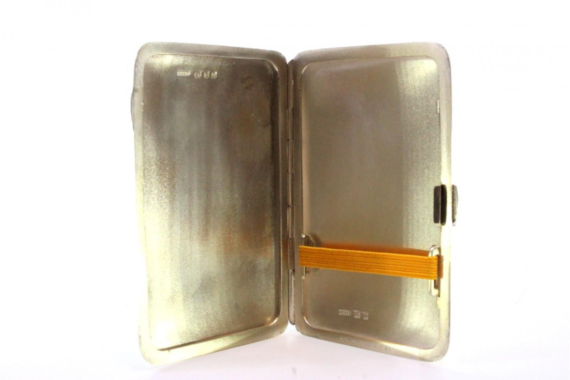 Européen Guilloche silver cigarette case with bands at the top and hinged lid en vente
