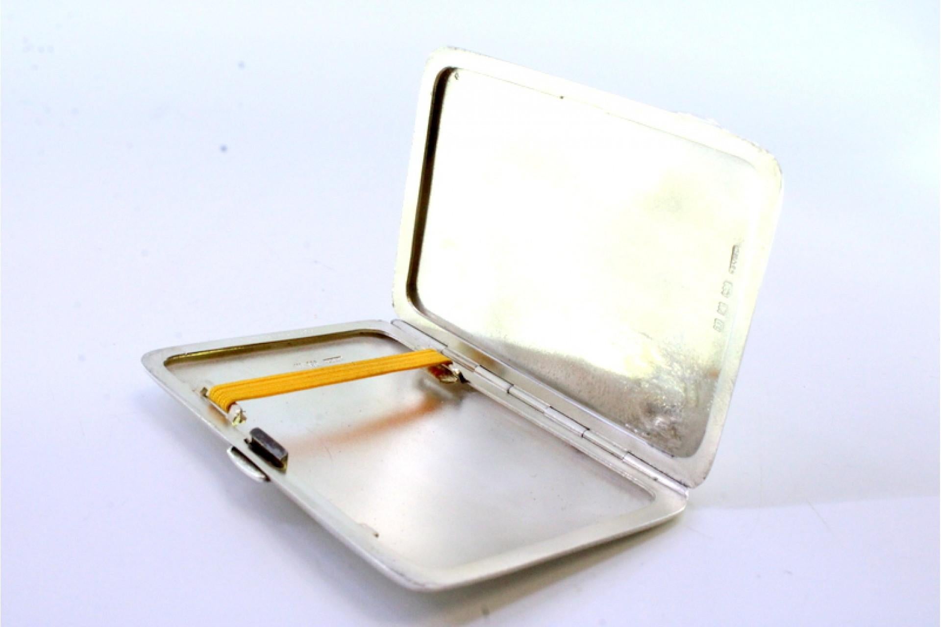 Guilloche silver cigarette case with bands at the top and hinged lid Bon état - En vente à Porto, PT