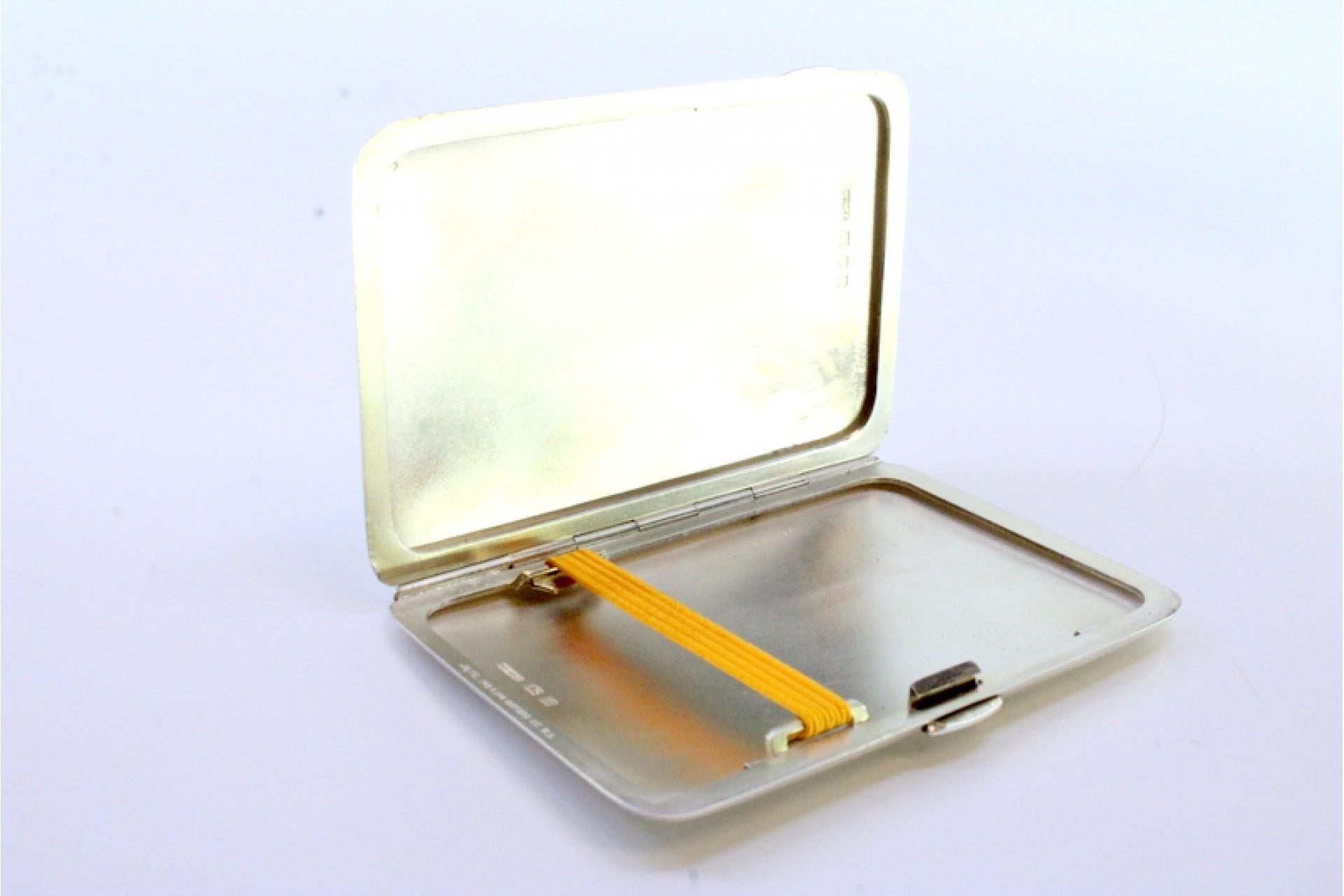 20ième siècle Guilloche silver cigarette case with bands at the top and hinged lid en vente