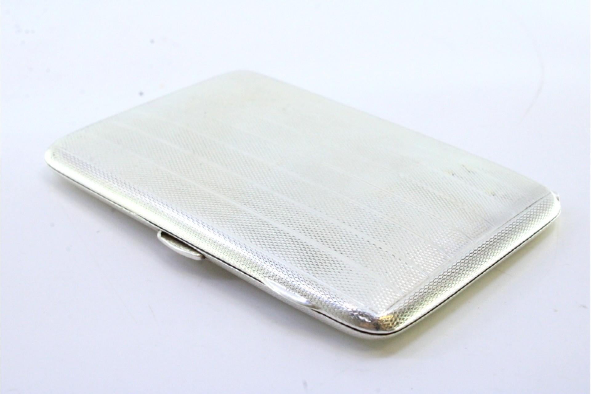 Argent Guilloche silver cigarette case with bands at the top and hinged lid en vente
