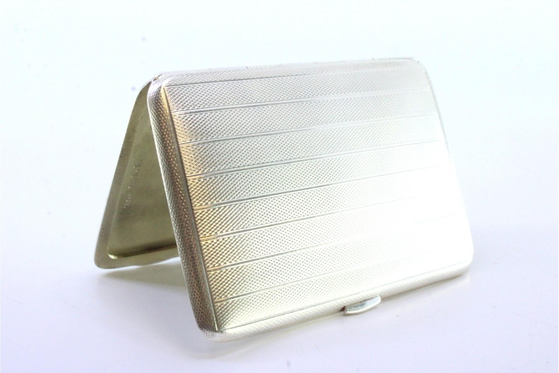 Guilloche silver cigarette case with bands at the top and hinged lid en vente 1