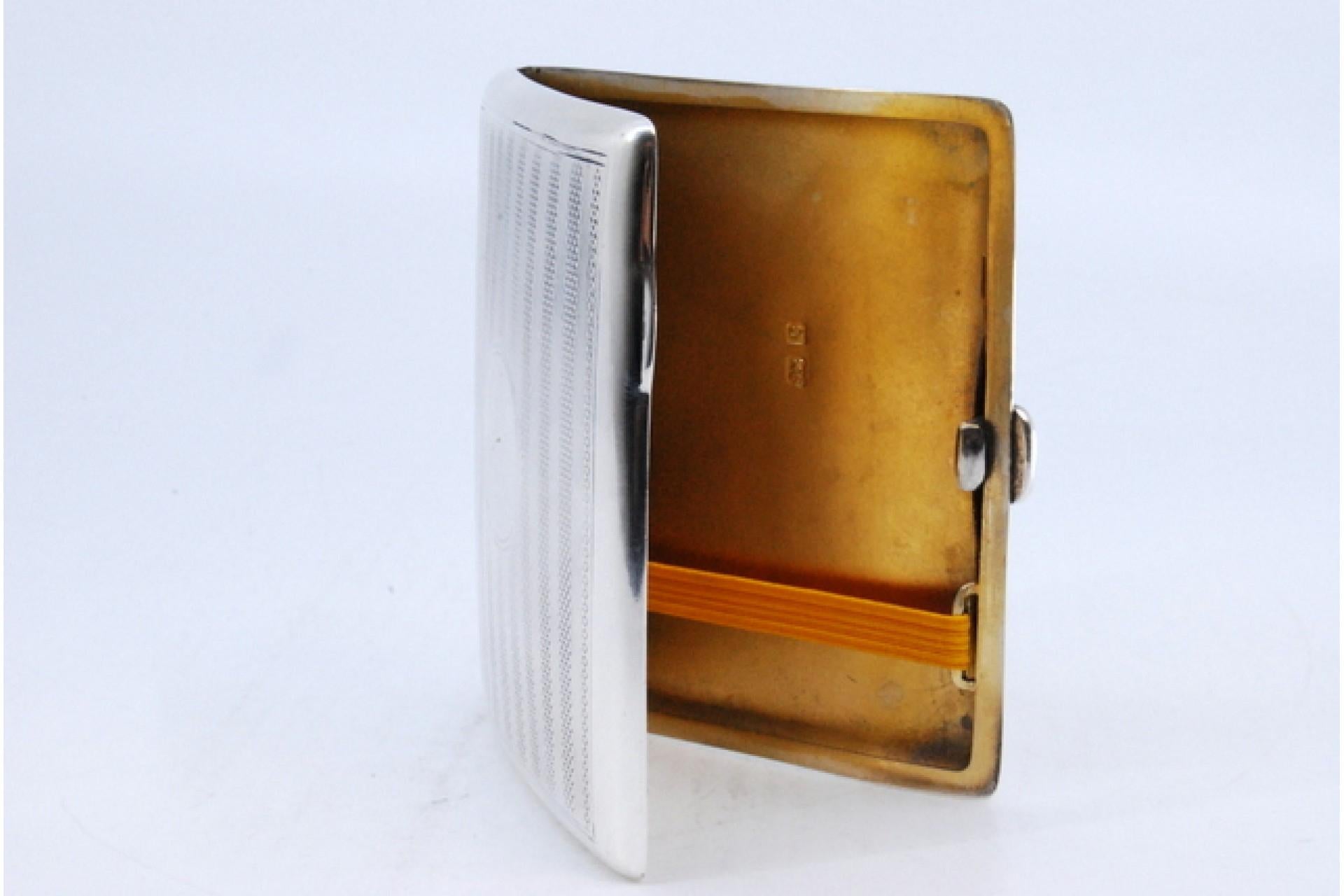 Guilloche silver cigarette case with curved bands at the top and hinged lid In Good Condition For Sale In Porto, PT