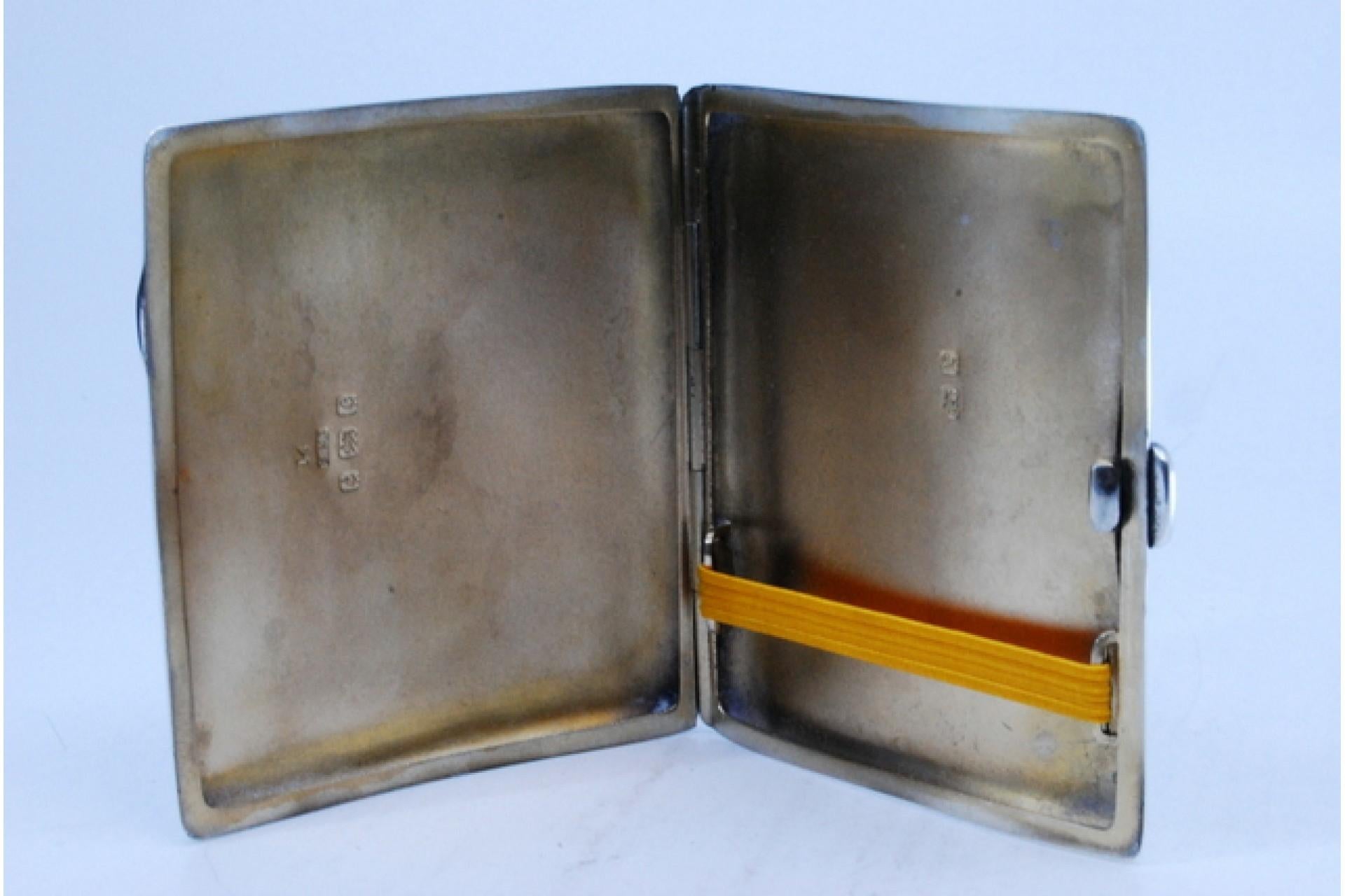 Guilloche silver cigarette case with curved bands at the top and hinged lid For Sale 2