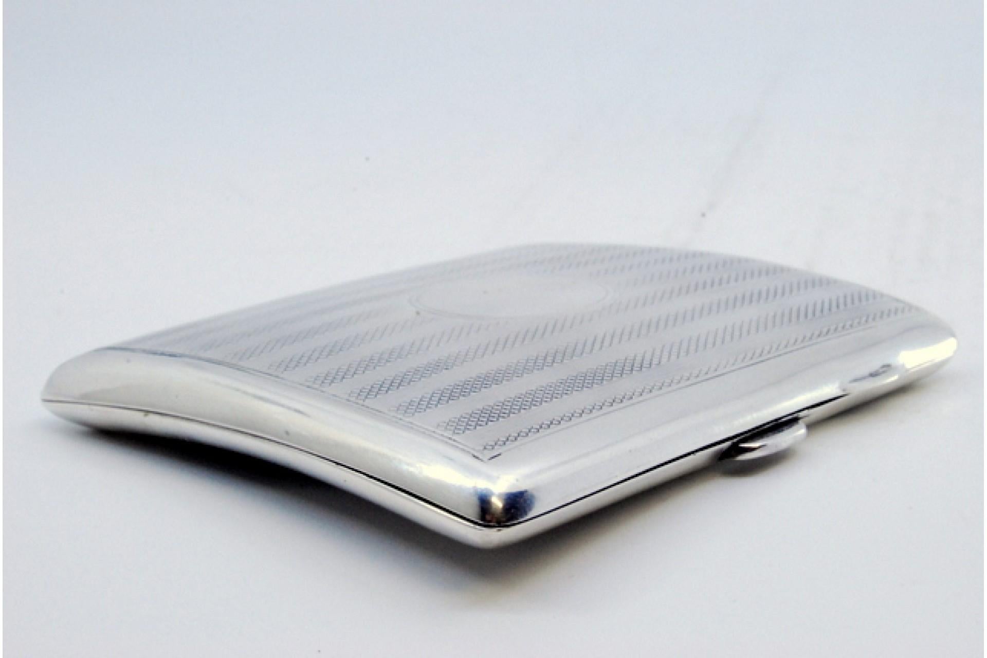 Guilloche silver cigarette case with curved bands at the top and hinged lid For Sale 3