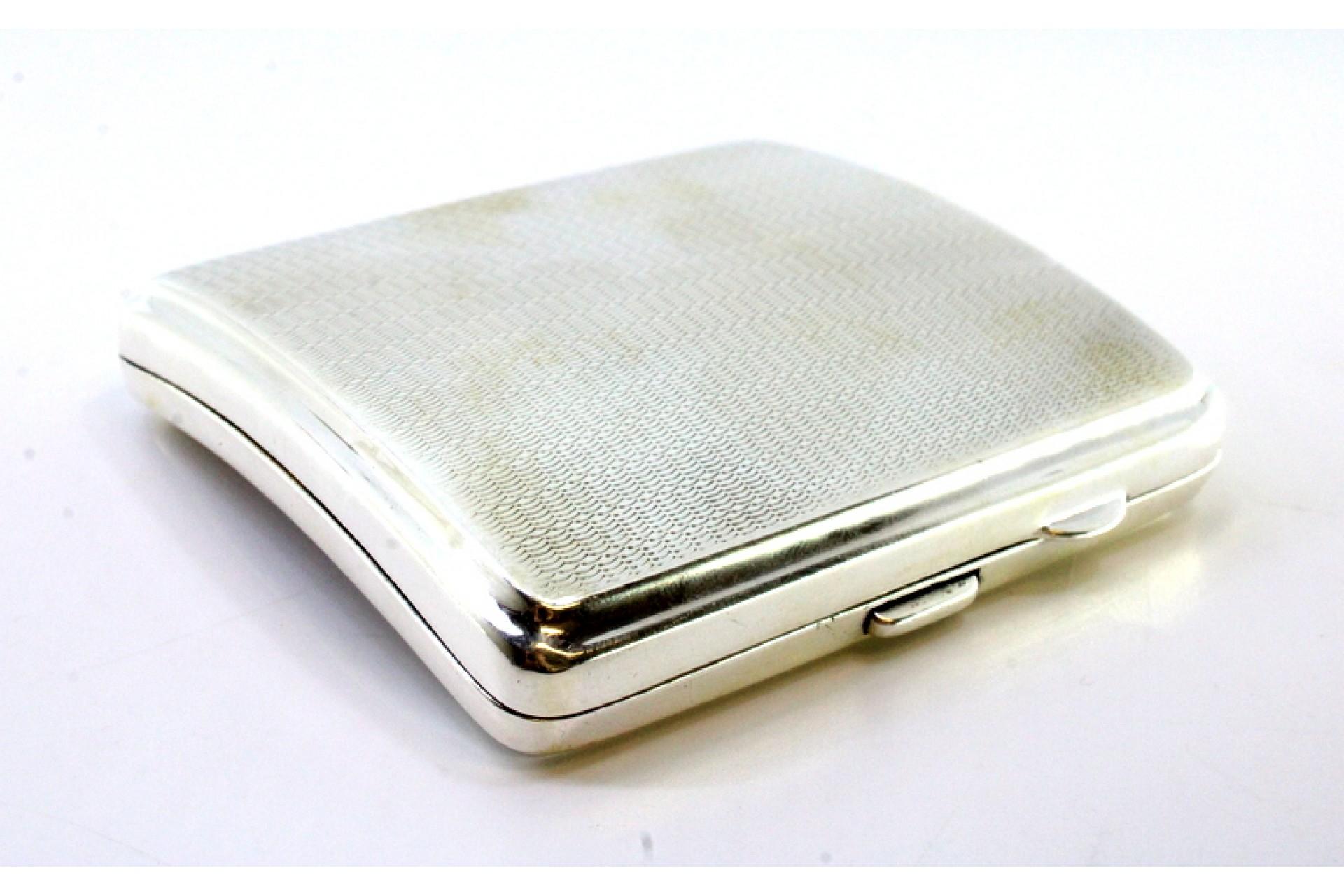 Beschreibung: Guillochiertes silbernes Zigarettenetui mit gewölbtem Scharnierdeckel und goldener Innenausstattung. Metall: Silber. Herkunft: Englisch. Marke: Birmingham. Gewicht: 83,36 Gramm. Abmessungen: 8cm x 7,5cm. Inhalt: 925/1000. Prüfzeichen: