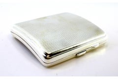 Guillochiertes silbernes Zigarettenetui mit gewölbtem Scharnierdeckel und goldener Innenausstattung