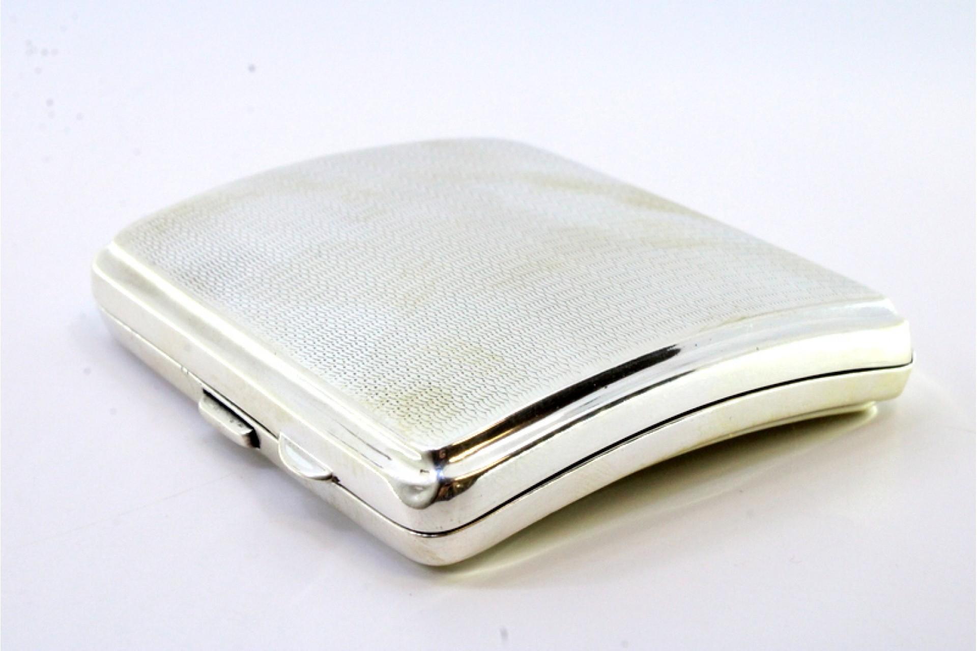 Guilloche silver cigarette case with curved hinged lid and gold interior (Europäisch) im Angebot
