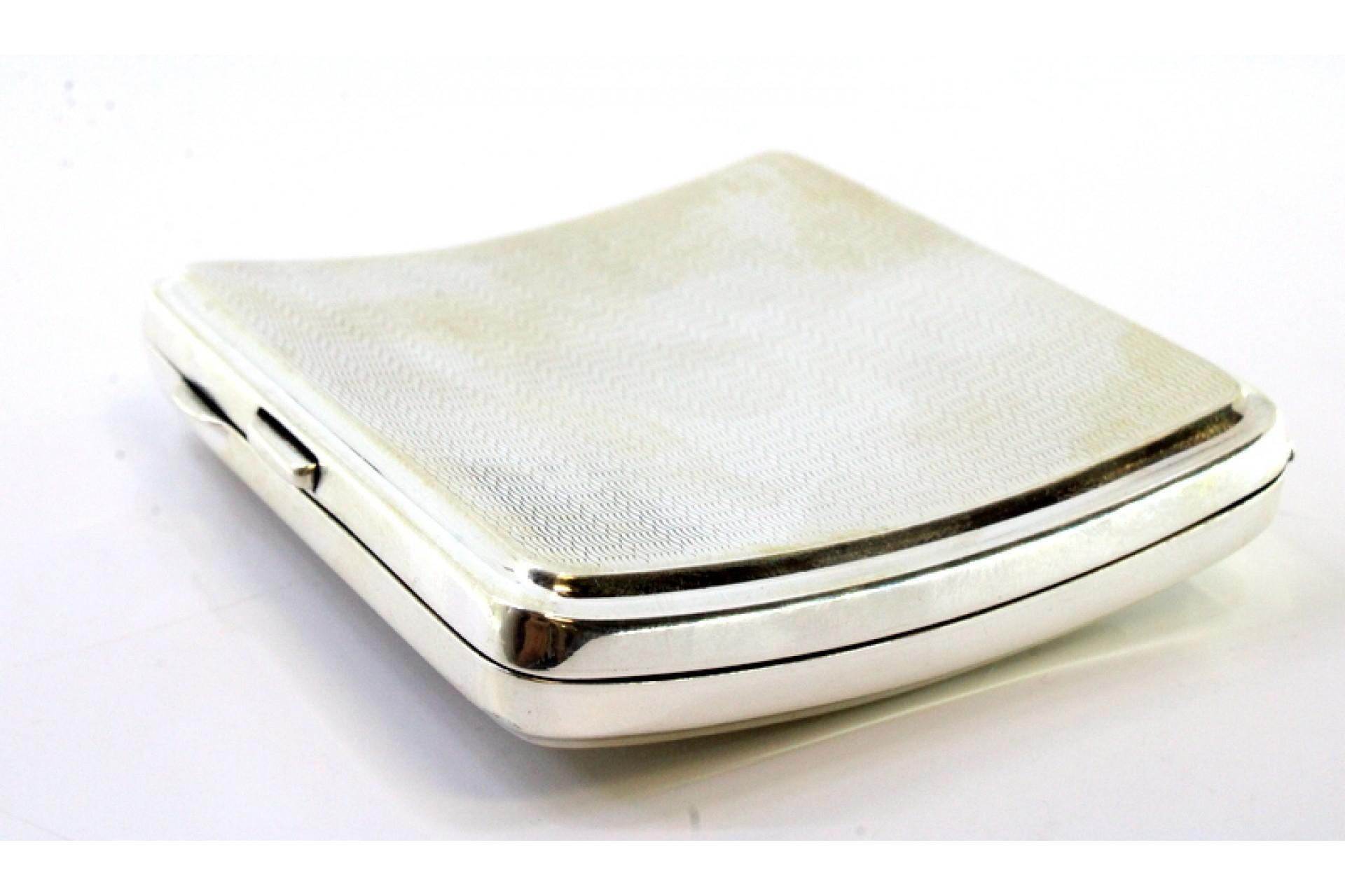 Guilloche silver cigarette case with curved hinged lid and gold interior im Zustand „Gut“ im Angebot in Porto, PT