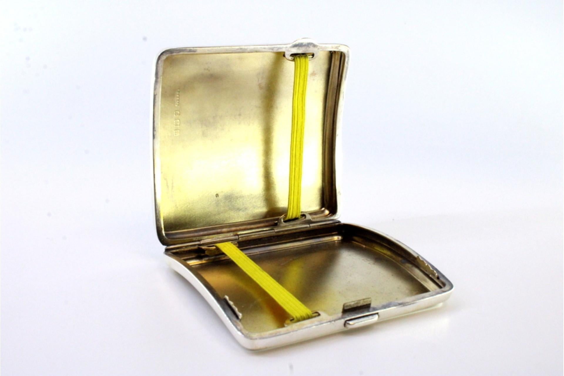 Guilloche silver cigarette case with curved hinged lid and gold interior (20. Jahrhundert) im Angebot