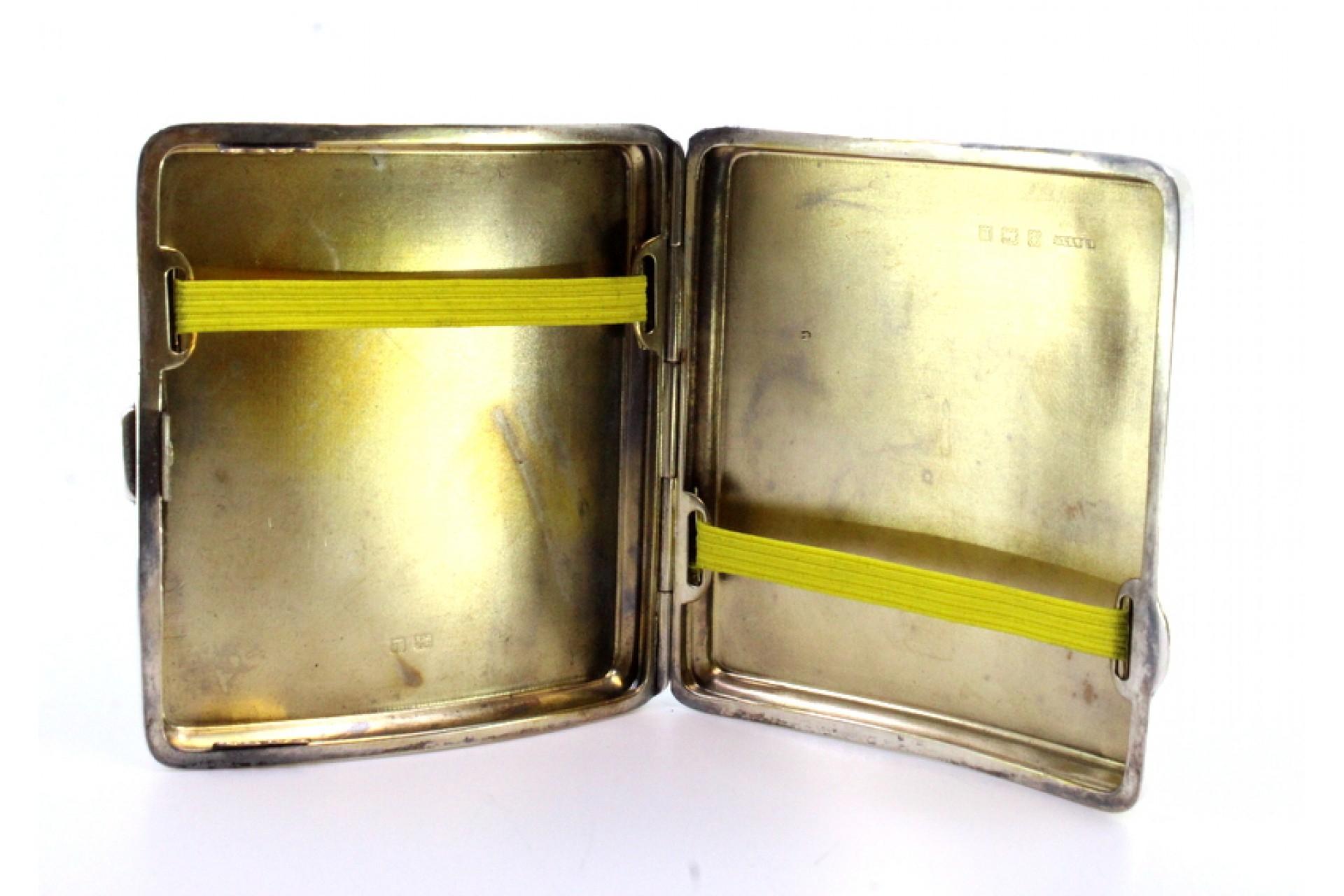 Guilloche silver cigarette case with curved hinged lid and gold interior (Silber) im Angebot