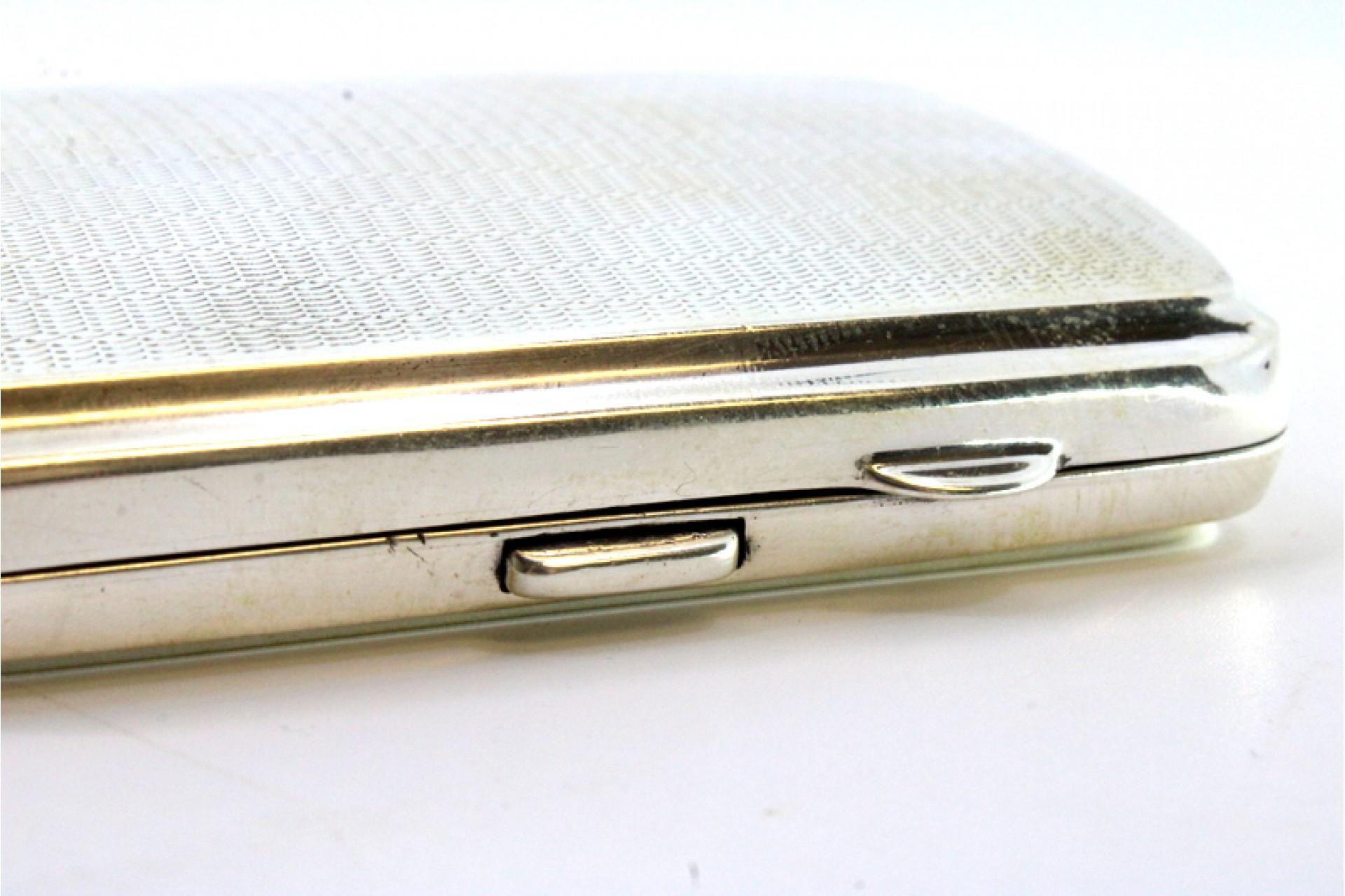 Guilloche silver cigarette case with curved hinged lid and gold interior im Angebot 1