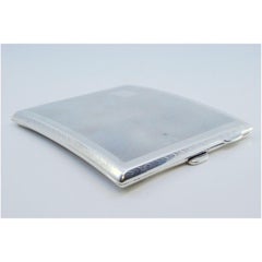 Etui à cigarettes en argent guilloché avec carte monogramme incurvée et bords polis