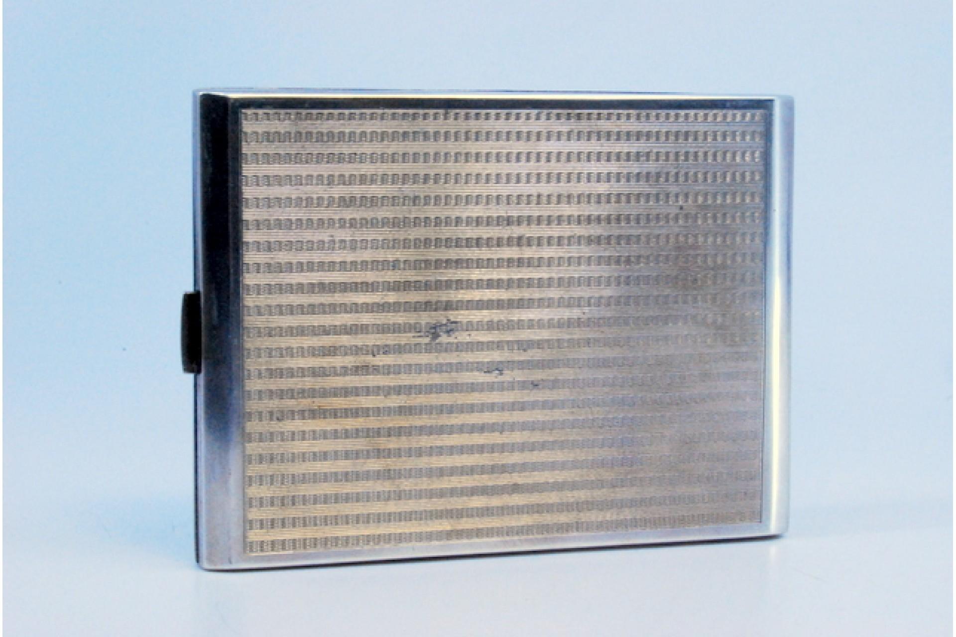 Guilloche silver cigarette case with gold interior and hinged lid In Good Condition For Sale In Porto, PT