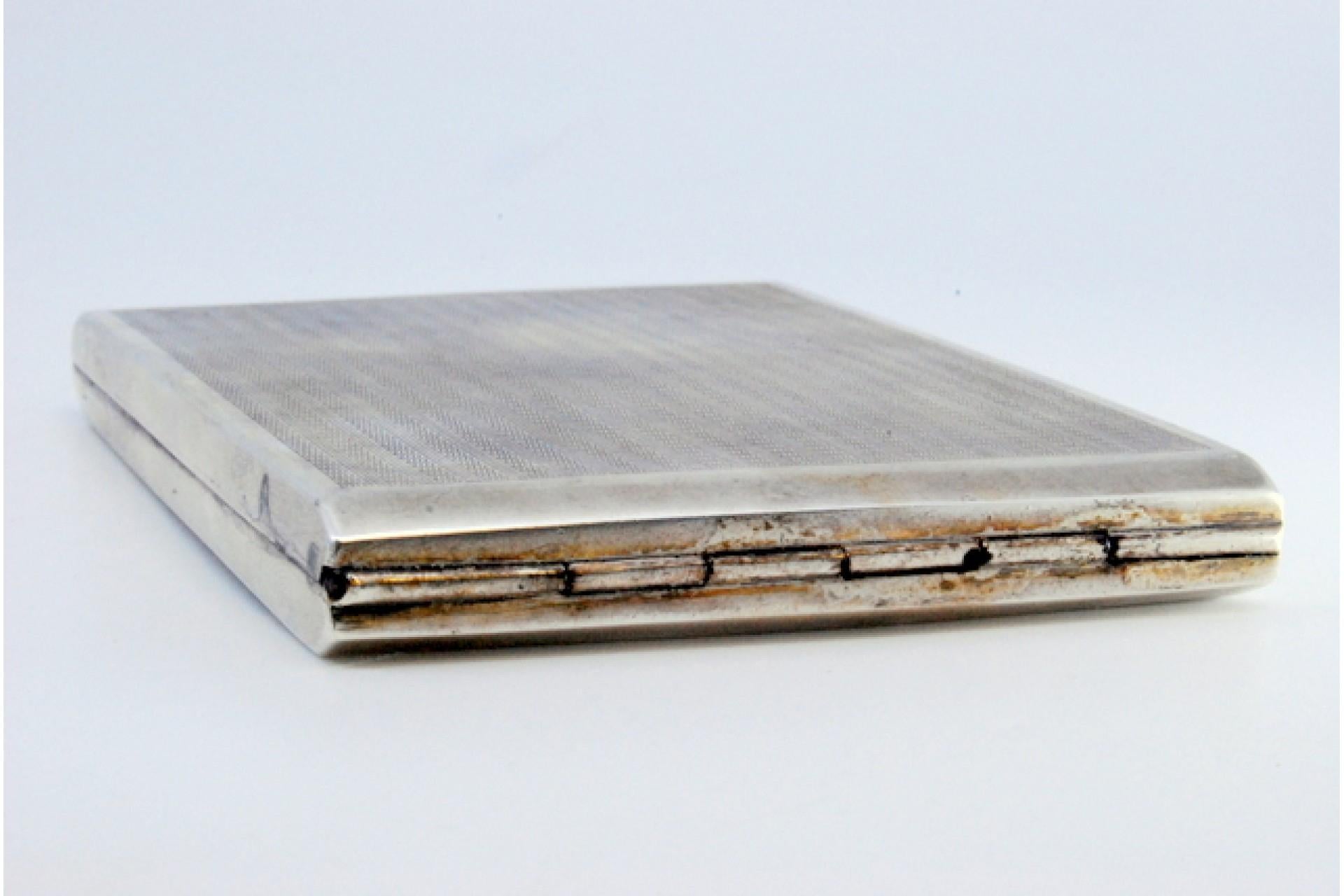 Guilloche silver cigarette case with gold interior and hinged lid For Sale 1