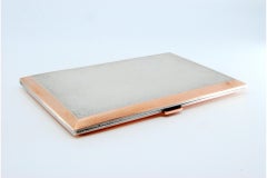 Portasigarette in argento guilloché con bordo dorato e coperchio a cerniera