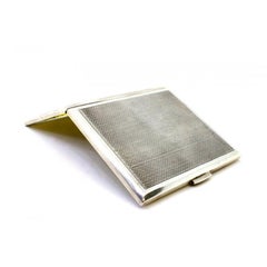 Guillochiertes silbernes Zigarettenetui mit Scharnierdeckel und goldener Innenausstattung
