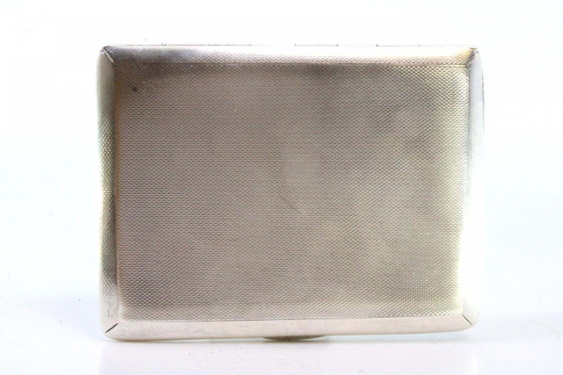 Guilloche silver cigarette case with hinged lid and spring In Good Condition For Sale In Porto, PT