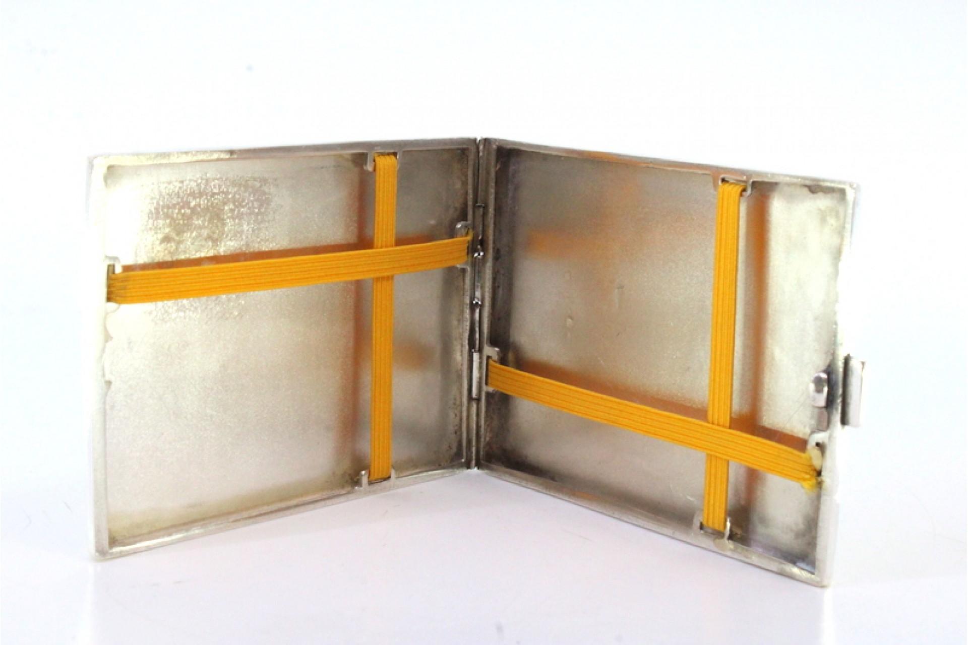 Guilloche silver cigarette case with lengthwise bands around monogram plate For Sale 1