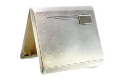 Pitillera de plata guilloché con tarjeta monograma e interior dorado