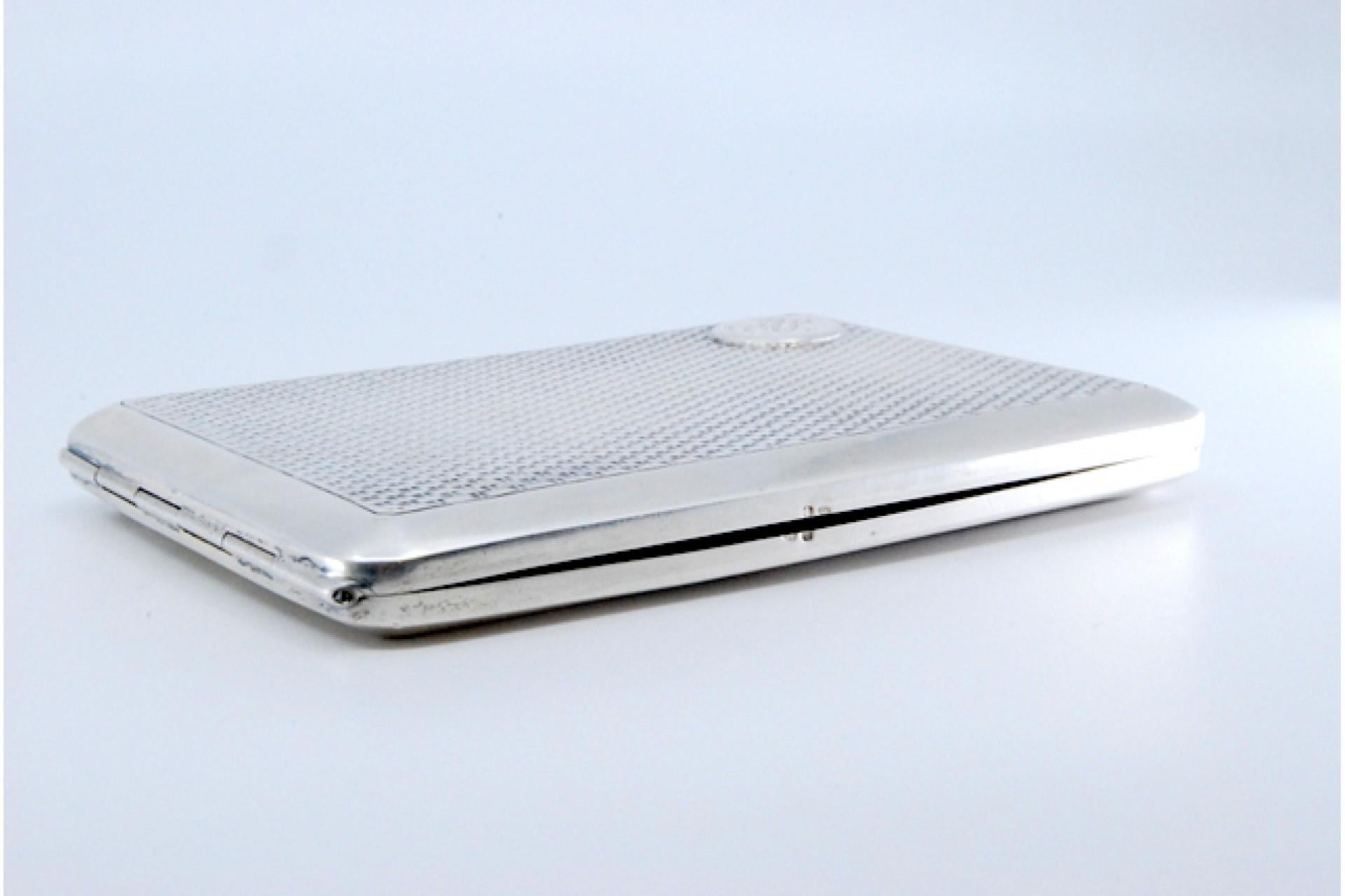 Guilloche silver cigarette case with monogram card, gold interior and hinged lid im Angebot 4