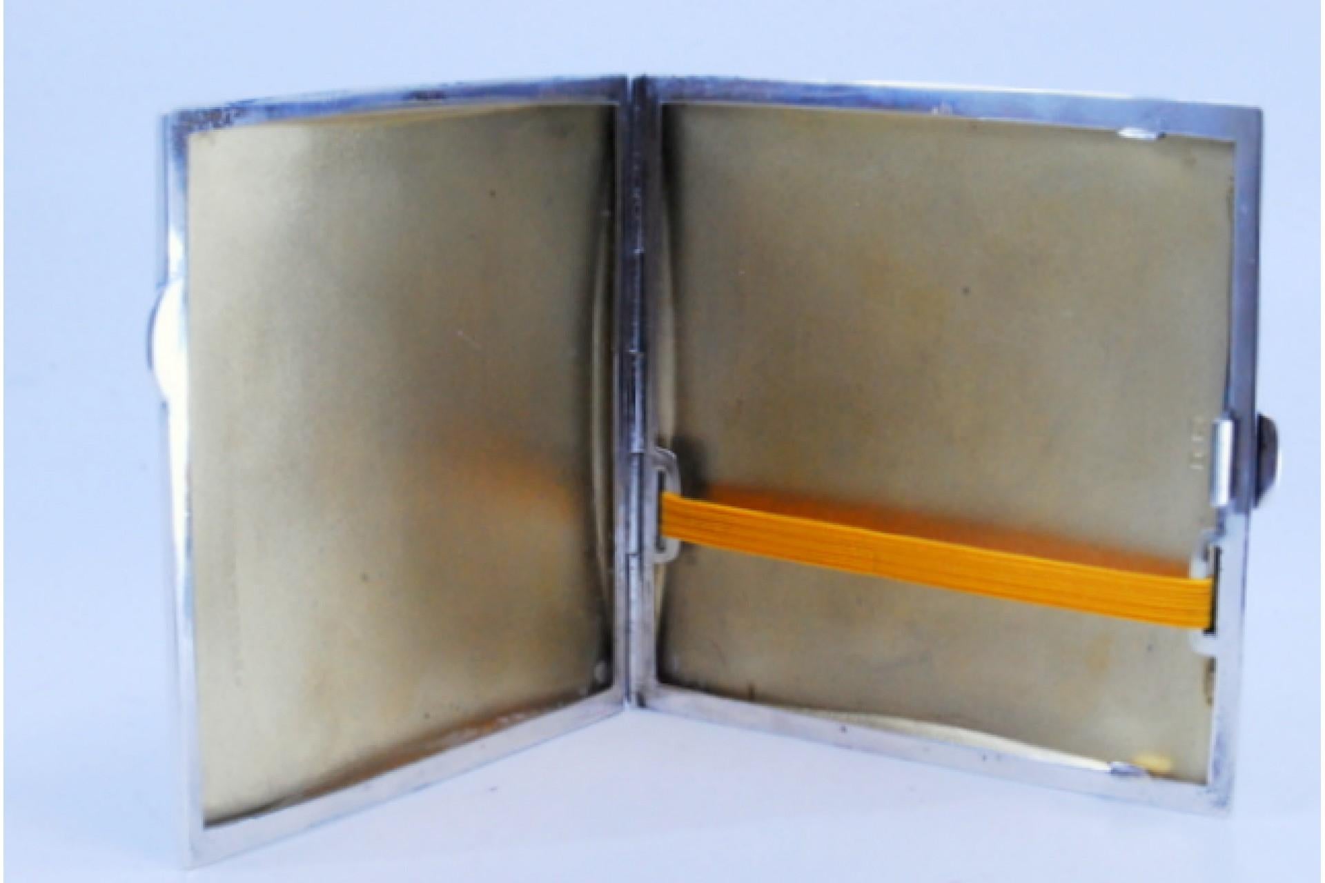 Beschreibung: Guillochiertes silbernes Zigarettenetui mit Monogrammkarte und goldener Innenausstattung und Scharnierdeckel. Metall: Silber. Herkunft: Englisch. Marke: Birmingham. Gewicht: 103,87 Gramm. Abmessungen: 9x8,5cm. Inhalt: 925/1000.