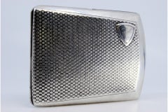 Portasigarette in argento guilloché con scheda Monogram, interno dorato e coperchio incernierato