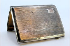 Portasigarette in argento guilloché con scheda Monogram, interno dorato e coperchio incernierato