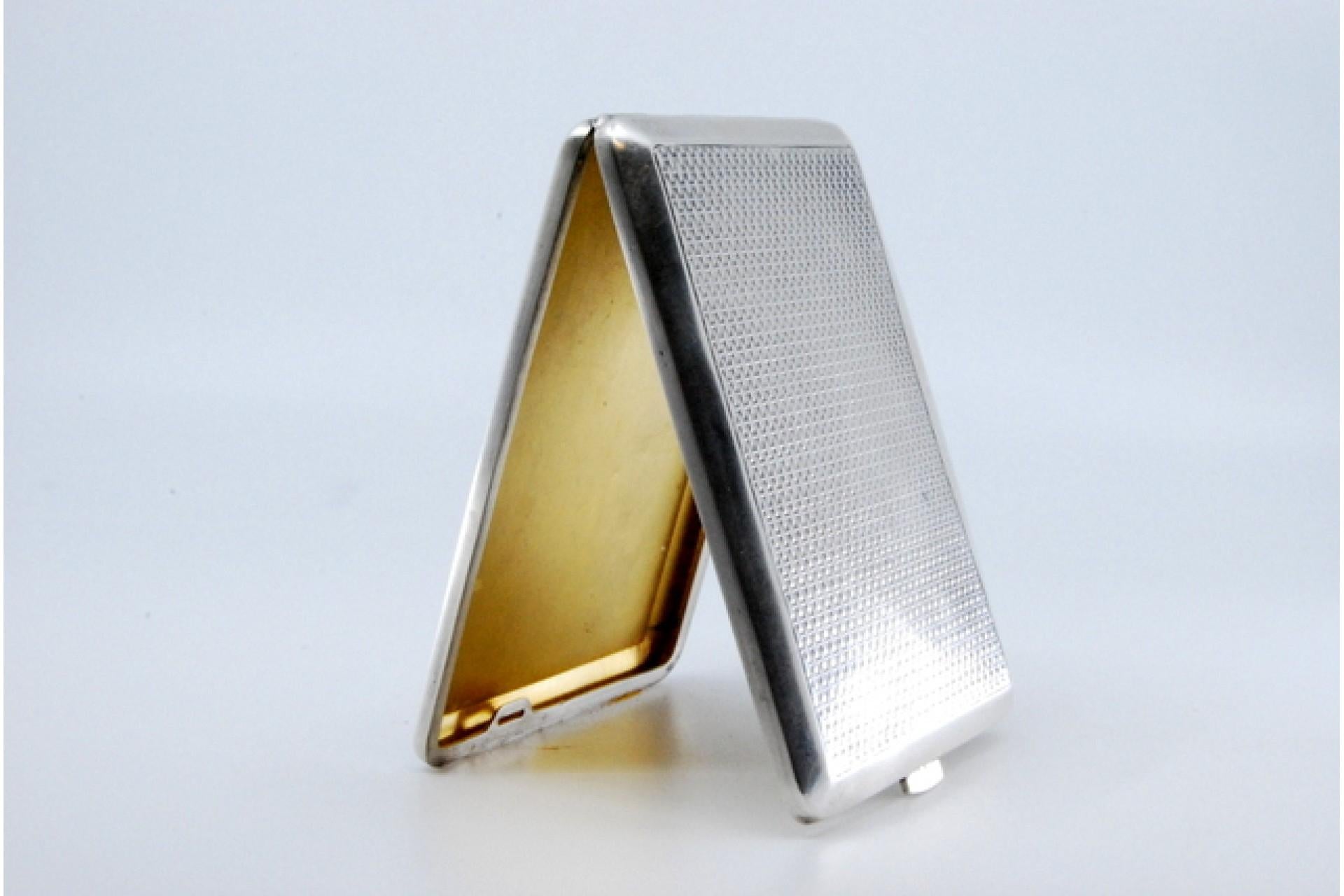 Guilloche silver cigarette case with monogram card, gold interior and hinged lid (Europäisch) im Angebot