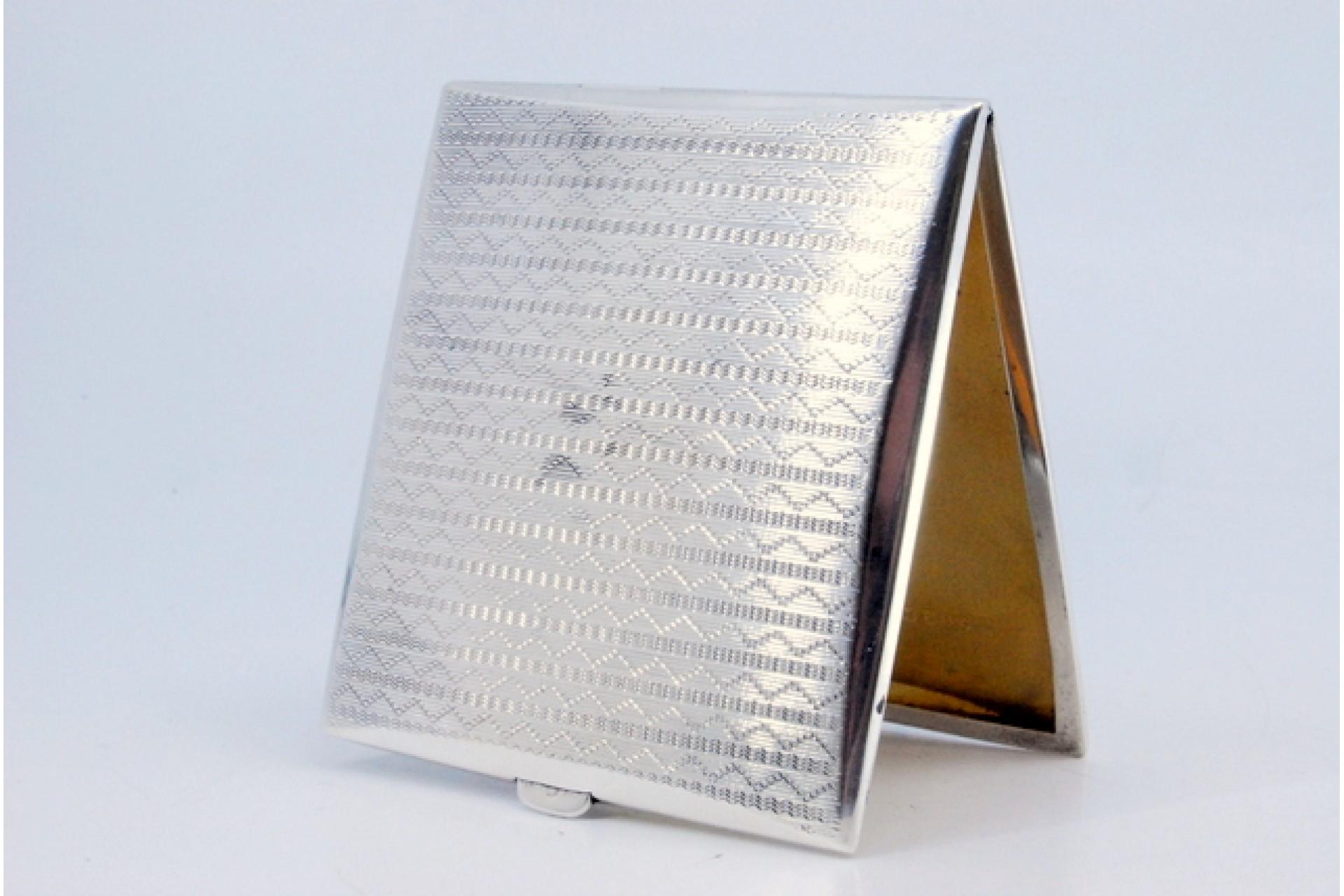 Guilloche silver cigarette case with monogram card, gold interior and hinged lid (Europäisch) im Angebot