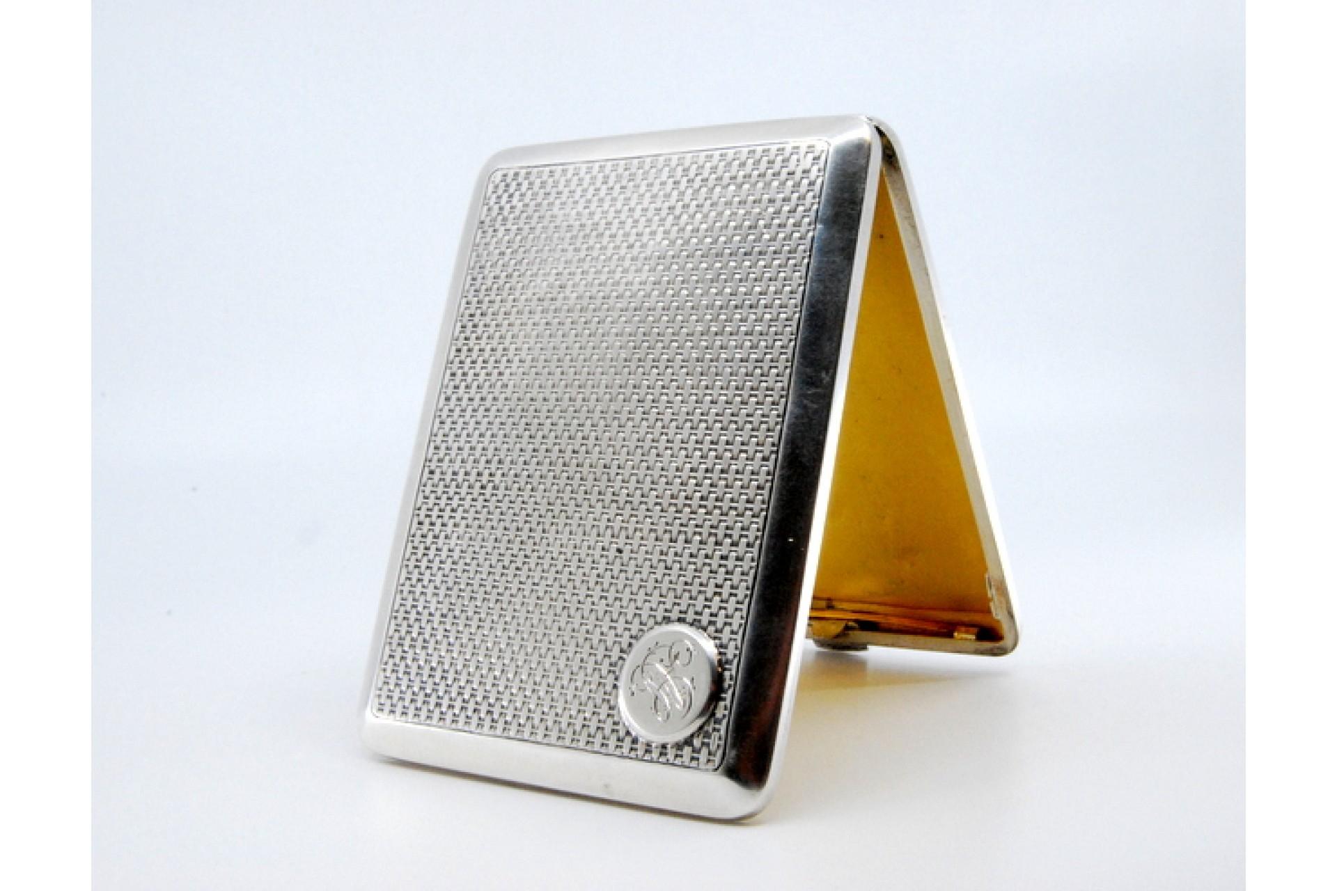 Guilloche silver cigarette case with monogram card, gold interior and hinged lid im Zustand „Gut“ im Angebot in Porto, PT