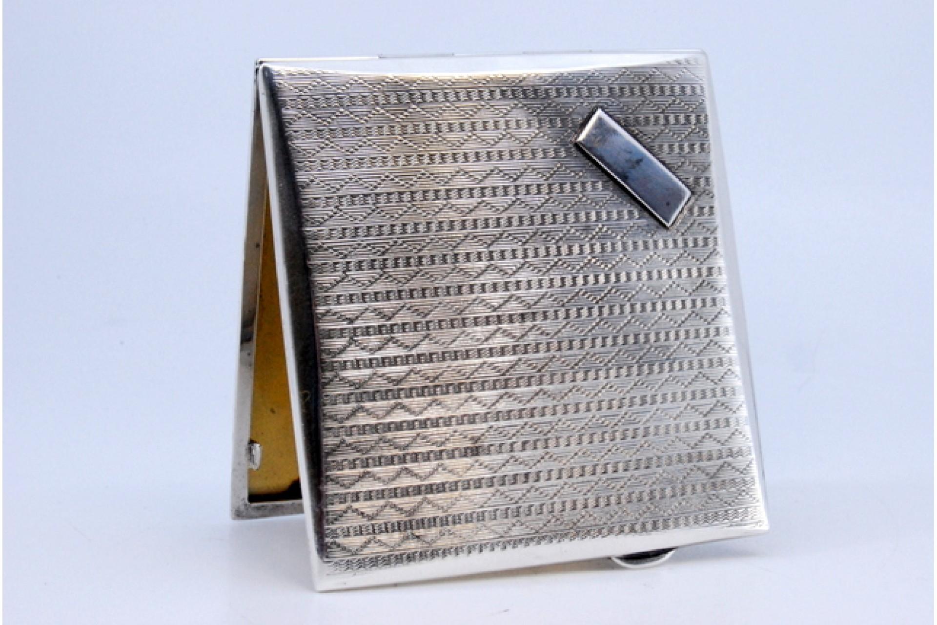 Guilloche silver cigarette case with monogram card, gold interior and hinged lid im Zustand „Gut“ im Angebot in Porto, PT