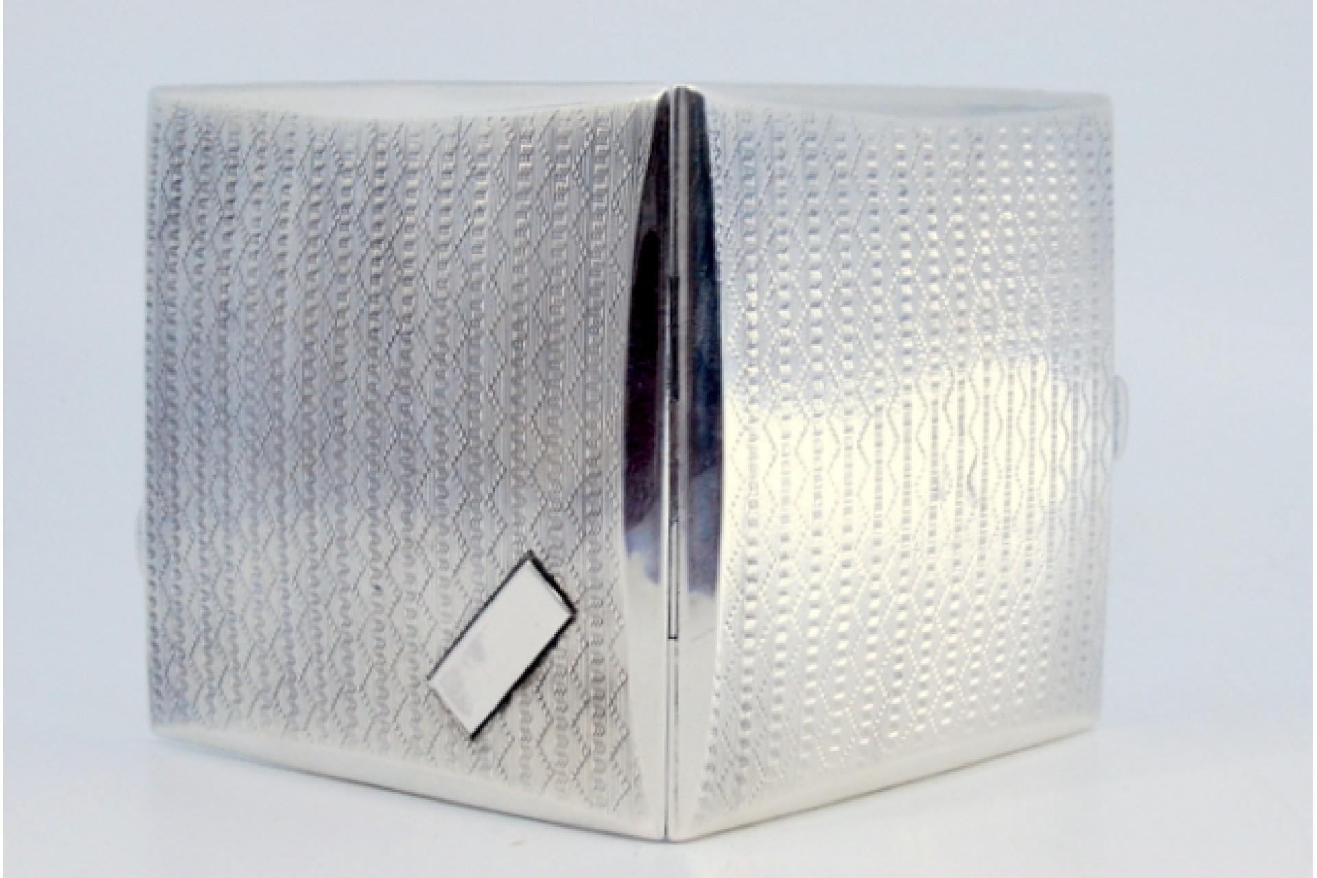 Guilloche silver cigarette case with monogram card, gold interior and hinged lid (20. Jahrhundert) im Angebot